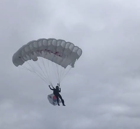 낙하산을 멘 스카이다이버가 우승 선수의 국기를 들고 하늘에서 내려오는 세리머니를 선보이는 장면. 고진영 인스타그램 캡처