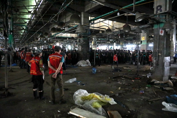 철거되는 구 노량진 수산시장 점포