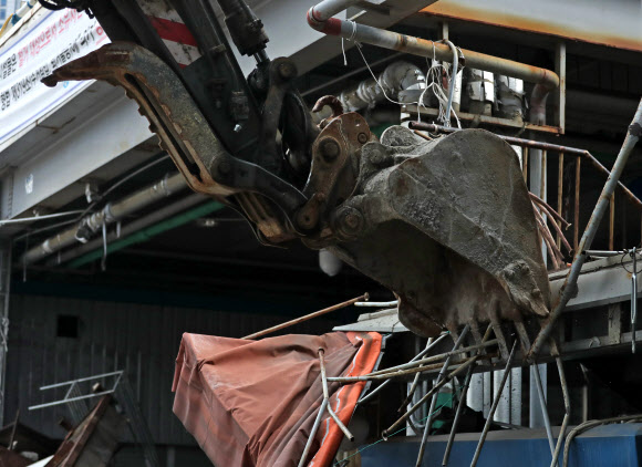 장애물을 걷어내는 포크레인