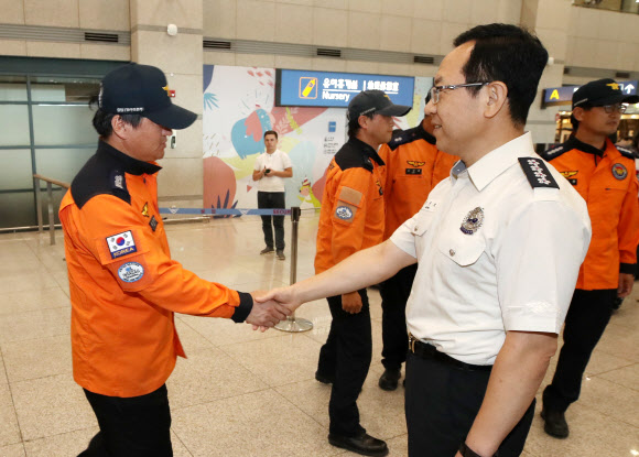 헝가리 다뉴브강 실종자 수색 국제구조대원 격려하는 정문호 소방청장
