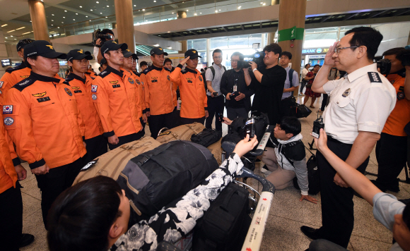 정문호 소방청장이 헝가리 부다페스트 다뉴브강에서 발생한 유람선 허블레아니호(號) 실종자 수색을 마치고 30일 인천국제공항을 통해 귀국한 소방청 국제구조대 2진 대원들을 격려하고 있다. 2019.7.30 정연호 기자 tpgod@seoul.co.kr