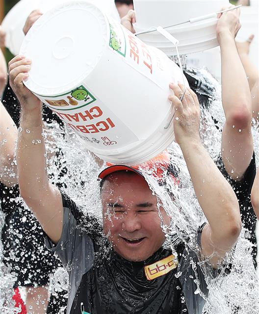 아이스버킷 챌린지 참여하는 윤홍근 BBQ 회장