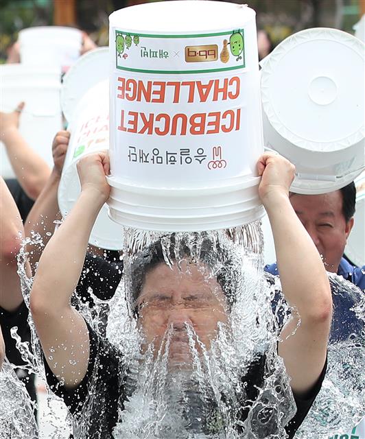 ‘아이스버킷 챌린지’ 참여하는 최인혁 네이버 해피빈 대표