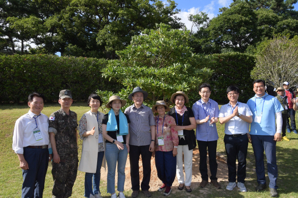 문재인 대통령이 30일 경남 거제시에 위치한 ‘저도’를 방문 전국에서 온 국민 100여명과 저도에 살았던 마지막 주민인 유연순 여사 등과 함께 기념식수를 하고 있다. ‘저도’는 지금까지 대통령 별장(청해대)로 지정되어 일반인 방문이 자유롭지 못했다. 올해 9월부터 국민에게 개방, 거제시 지역경제 및 관광 활성화에 기여할 예정이다. 2019. 07.30.  도준석 기자pado@seoul.co.kr
