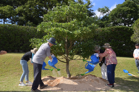 문재인 대통령이 30일 경남 거제시에 위치한 ‘저도’를 방문 전국에서 온 국민 100여명과 저도에 살았던 마지막 주민인 유연순 여사 등과 함께 기념식수를 하고 있다. ‘저도’는 지금까지 대통령 별장(청해대)로 지정되어 일반인 방문이 자유롭지 못했다. 올해 9월부터 국민에게 개방, 거제시 지역경제 및 관광 활성화에 기여할 예정이다. 2019. 07.30.  도준석 기자pado@seoul.co.kr
