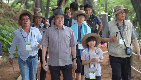 30일 경상남도 저도를 찾은 문재인 대통령이 산책로를 걷고 있다. 2019. 07.30.  도준석 기자pado@seoul.co.kr