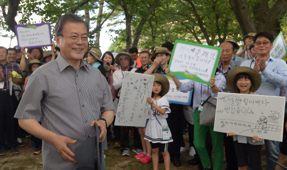 30일 경상남도 저도를 찾은 문재인 대통령이 참석자들과 인사하고 있다. 2019. 07.30.  도준석 기자 pado@seoul.co.kr