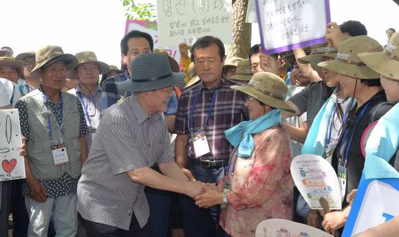 30일 경상남도 저도를 찾은 문재인 대통령이 이곳에 살던 전 주민과 인사하고 있다. 2019. 07.30.  도준석 기자 pado@seoul.co.kr