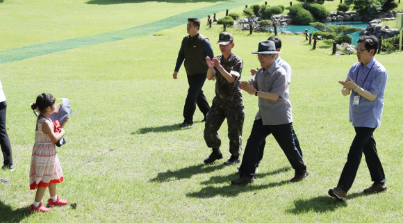 30일 경상남도 저도를 찾은 문재인 대통령이 최연소 참가자인 방하은(거제 다둥이가족 6세) 어린이에게 꽃다발을 받고 있다. 2019. 07.30.  도준석 기자 pado@seoul.co.kr