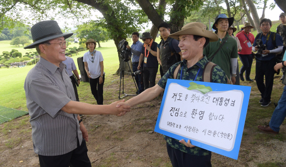 30일 경상남도 저도를 찾은 문재인 대통령이 참석자들과 인사하고 있다. 2019. 07.30.  도준석 기자pado@seoul.co.kr