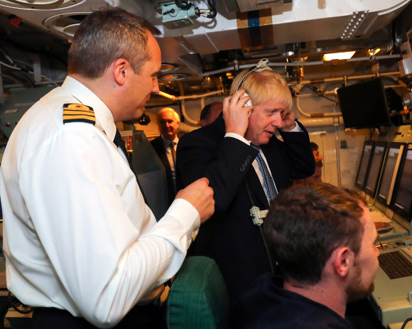 스코틀랜드 해군 잠수함 찾은 英총리 