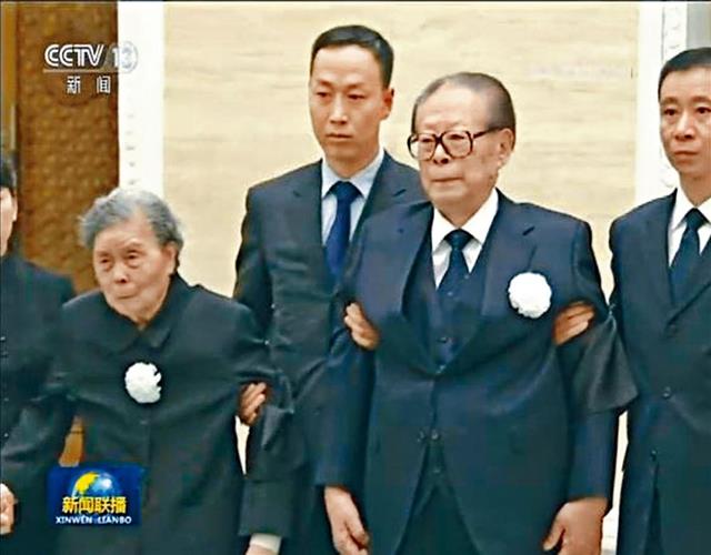 장쩌민(오른쪽 두 번째) 전 국가주석과 부인 왕예핑(왼쪽)이 지난 29일 베이징 바바오산 혁명묘소에서 경호원들의 부축을 받으며 리펑 전 총리 영결식장으로 들어서고 있다. CCTV 화면 캡처