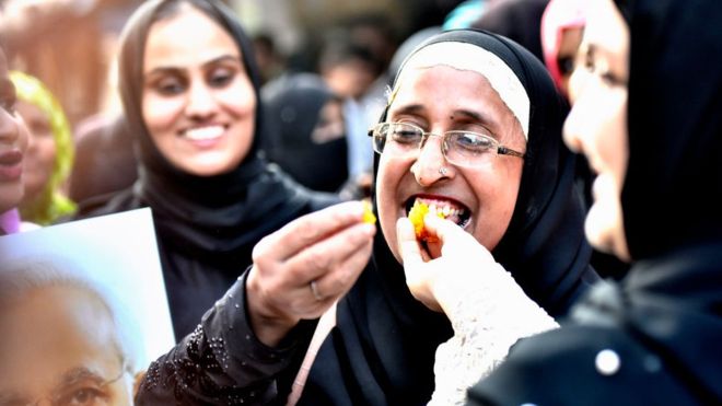 인도 무슬림 여성들이 지난 2017년 8월 22일(현지시간) 인도 대법원이 ‘탈락 세 번’ 원칙이 헌법에 위반된다고 결정하자 기뻐하고 있다. AFP 자료사진 
