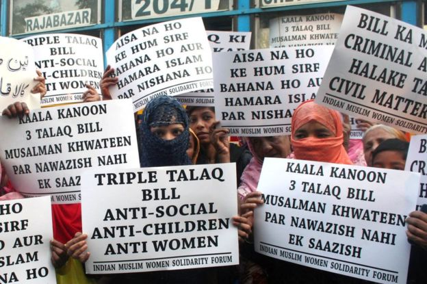 인도 여성 무슬림 중에도 이혼 자체를 범죄로 여기기 때문에 ‘탈락 세 번’ 원칙을 따르는 무슬림 남성을 처벌하려는 법안에 반대하는 이들이 적지 않다. 사진은 지난 1월 10일(현지시간) 콜카타에서 열린 반대 시위 모습. AFP 자료사진 