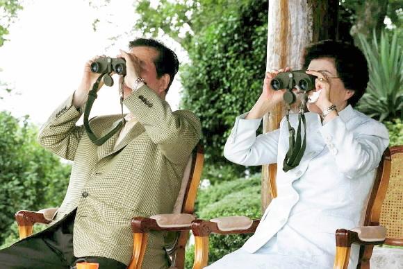 김대중 대통령 내외, 7월26일 청해대 전망대에서 망원경을 통해 다도해를 살펴보고 있다. 99.8.1  청와대제공