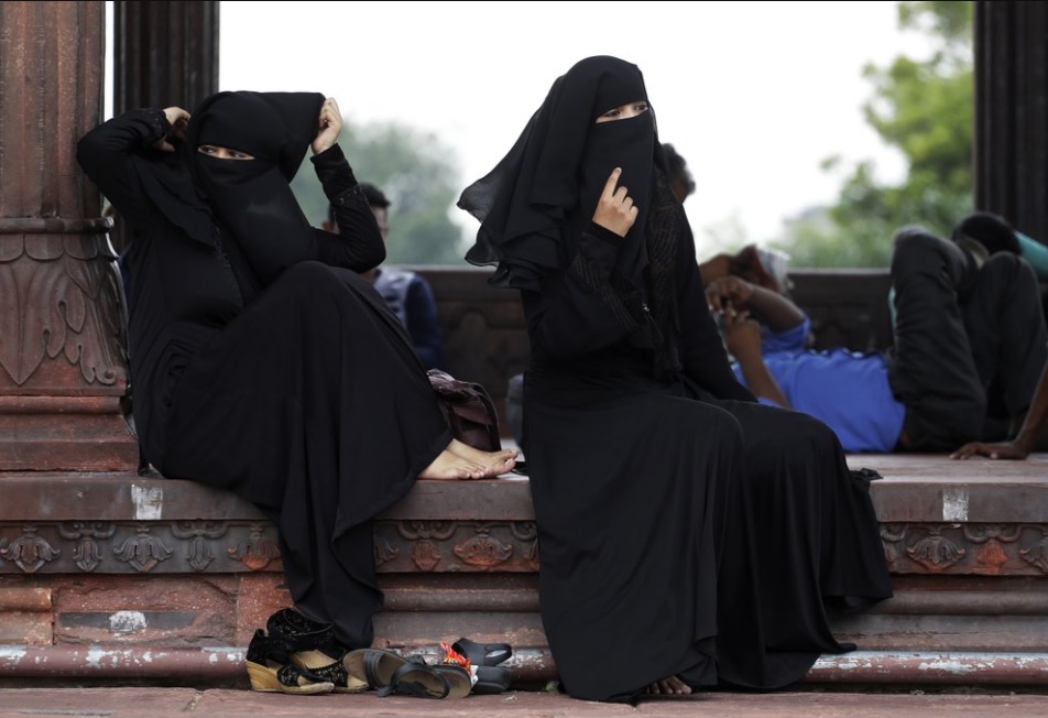 인도 뉴델리의 한 모스크에서 쉬고있는 무슬림 여성들