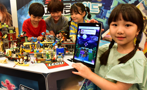 레고코리아(LEGO Korea)가 유령 테마의 레고 세트에 스마트폰 및 태블릿PC 등 모바일 디바이스를 활용한 증강현실 게임 기술을 접목시킨 ‘레고 히든 사이드(LEGO Hidden Side)’ 시리즈를 출시한 가운데, 31일 오전 서울 광화문 스페이스 라온에서 열린 체험 행사에서 아이들이 제품을 살펴보고 있다. 2019.7.31    이종원 선임기자 jongwon@seoul.co.kr