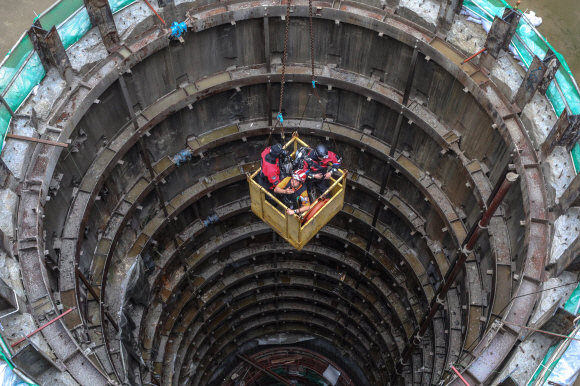 중부지방에 기습적인 폭우가 내린 31일 서울 양천구 목동 빗물펌프장에서 근로자 3명이 고립돼 구조대원들이 구조작업을 펼치고 있다.  이들은 지하 40m 저류시설 점검을 위해 내려갔다가 올라오지 못한 것으로 알려졌다. 2019. 07.31.  박윤슬 기자 seul@seoul.co.kr