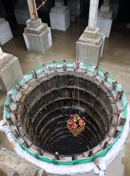 중부지방에 갑작스러운 폭우가 내린 31일 오전 서울 양천구 목동 빗물펌프장에서 작업자 3명이 고립되는 사고가 발생, 소방관계자들이 구조작업을 펼치고 있다. 작업자 1명은 사망한 것으로 알려졌다. 2019. 07.31.  박윤슬 기자 seul@seoul.co.kr