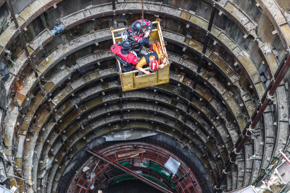 중부지방에 기습적인 폭우가 내린 31일 서울 양천구 목동 빗물펌프장에서 근로자 3명이 고립돼 구조대원들이 구조작업을 펼치고 있다.   이들은 지하 40m 저류시설 점검을 위해 내려갔다가 올라오지 못한 것으로 알려졌다. 2019. 07.31. 박윤슬 기자 seul@seoul.co.kr