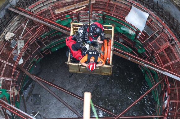 중부지방에 기습적인 폭우가 내린 31일 서울 양천구 목동 빗물펌프장에서 근로자 3명이 고립돼 구조대원들이 구조작업을 펼치고 있다.   이들은 지하 40m 저류시설 점검을 위해 내려갔다가 올라오지 못한 것으로 알려졌다. 2019. 07.31. 박윤슬 기자 seul@seoul.co.kr