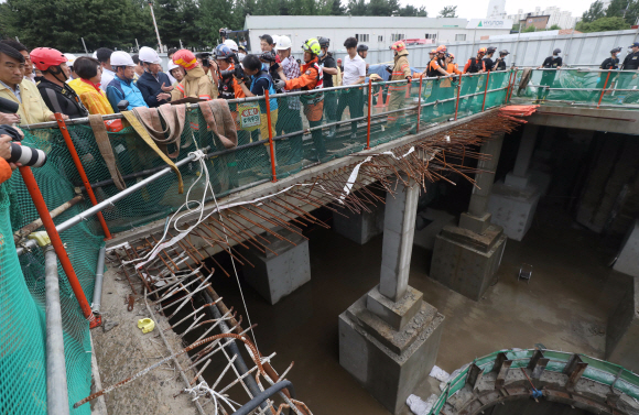 중부지방에 갑작스러운 폭우가 내린 31일 서울 양천구 목동 빗물펌프장에서 작업자 3명이 고립되는 사고가 발생했다.    진영 행정안전부 장관과 박원순 서울시장이 현장을 찾아 구조 상황을 점검하고 있다. 2019. 07.31. 박윤슬 기자 seul@seoul.co.kr