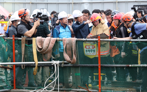 31일 오후 서울 양천구 목동 빗물펌프장에서 근로자 3명이 고립돼 구조작업이 진행중인 가운데 박원순 서울시장과 진영 행정안전부 장관이 사고현장을 둘러보고 있다. 2019. 07.31. 박윤슬 기자 seul@seoul.co.kr