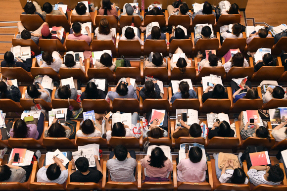 학부모와 학생들이 31일 서울 강남구민회관에서 열린 ‘유웨이 2020 수시 입시전략 설명회’를 찾아 수시 입시전략 강연을 경청하고 있다. 2019. 7. 31. 정연호 tpgod@seoul.co.kr
