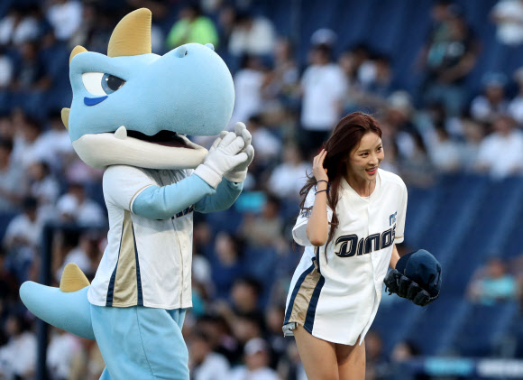 31일 경남 창원시 마산회원구 창원NC파크에서 열린 2019 프로야구 NC 다이노스와 두산 베이스의 경기. 가수 강자민이 시구에 앞서 마운드에 오르고 있다. 2019.7.31  연합뉴스