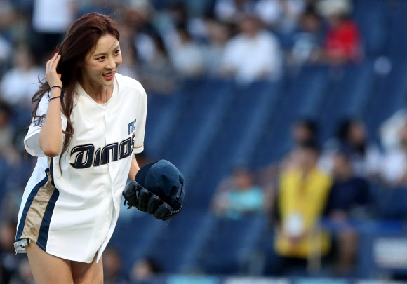 31일 경남 창원시 마산회원구 창원NC파크에서 열린 2019 프로야구 NC 다이노스와 두산 베이스의 경기. 가수 강자민이 시구에 앞서 마운드에 오르고 있다. 2019.7.31  연합뉴스