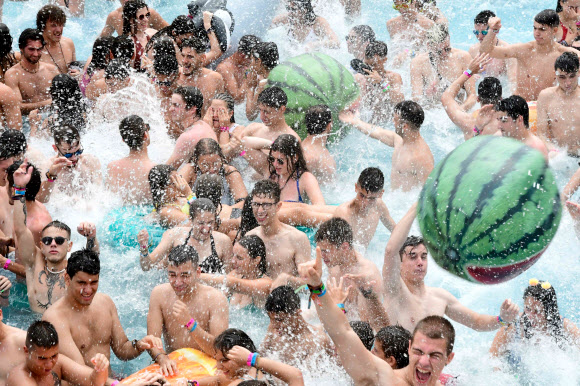 축제를 즐기는 사람들이 31일(현지시간) 스페인 부리아나에서 열린 ‘아레나 사운드 뮤직 페스티벌(the Arenal Sound Music Festival)’ 중 수영장에서 춤을 추며 즐거운 시간을 보내고 있다. AFP 연합뉴스