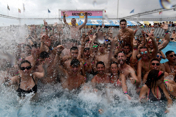 축제를 즐기는 사람들이 31일(현지시간) 스페인 부리아나에서 열린 ‘아레나 사운드 뮤직 페스티벌(the Arenal Sound Music Festival)’ 중 수영장에서 춤을 추며 즐거운 시간을 보내고 있다. AFP 연합뉴스