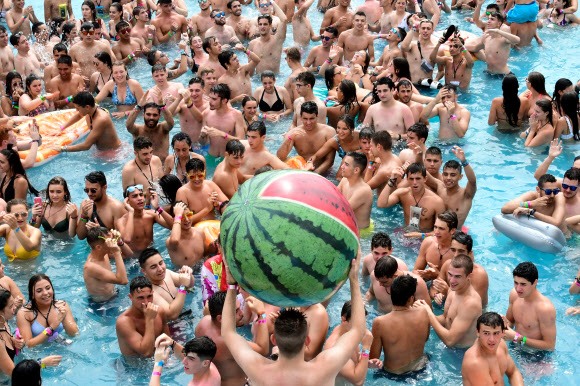 축제를 즐기는 사람들이 31일(현지시간) 스페인 부리아나에서 열린 ‘아레나 사운드 뮤직 페스티벌(the Arenal Sound Music Festival)’ 중 수영장에서 춤을 추며 즐거운 시간을 보내고 있다. AFP 연합뉴스