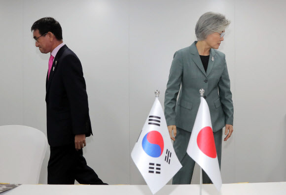 ‘각자의 자리로’