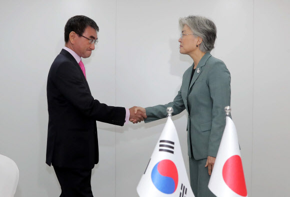 악수하는 한-일 외교장관