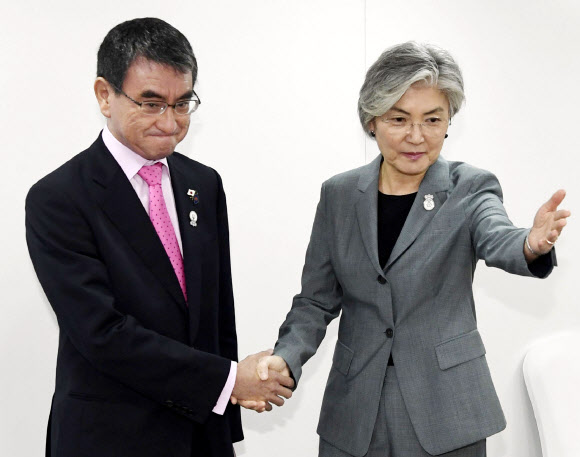 강경화 외교부 장관이 1일(현지시간) 태국 방콕 센타라 그랜드호텔에서 고노 다로 일본 외무상과 양자회담을 시작하기 전에 악수를 하며 자리를 권하고 있다. AP 연합뉴스