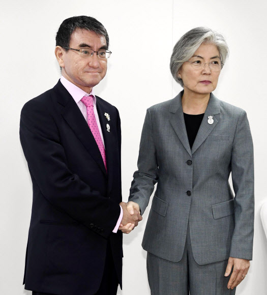 강경화 외교부 장관이 1일(현지시간) 태국 방콕 센타라 그랜드호텔에서 고노 다로 일본 외무상과 양자회담을 시작하기 전에 악수를 하고 있다. AP 연합뉴스