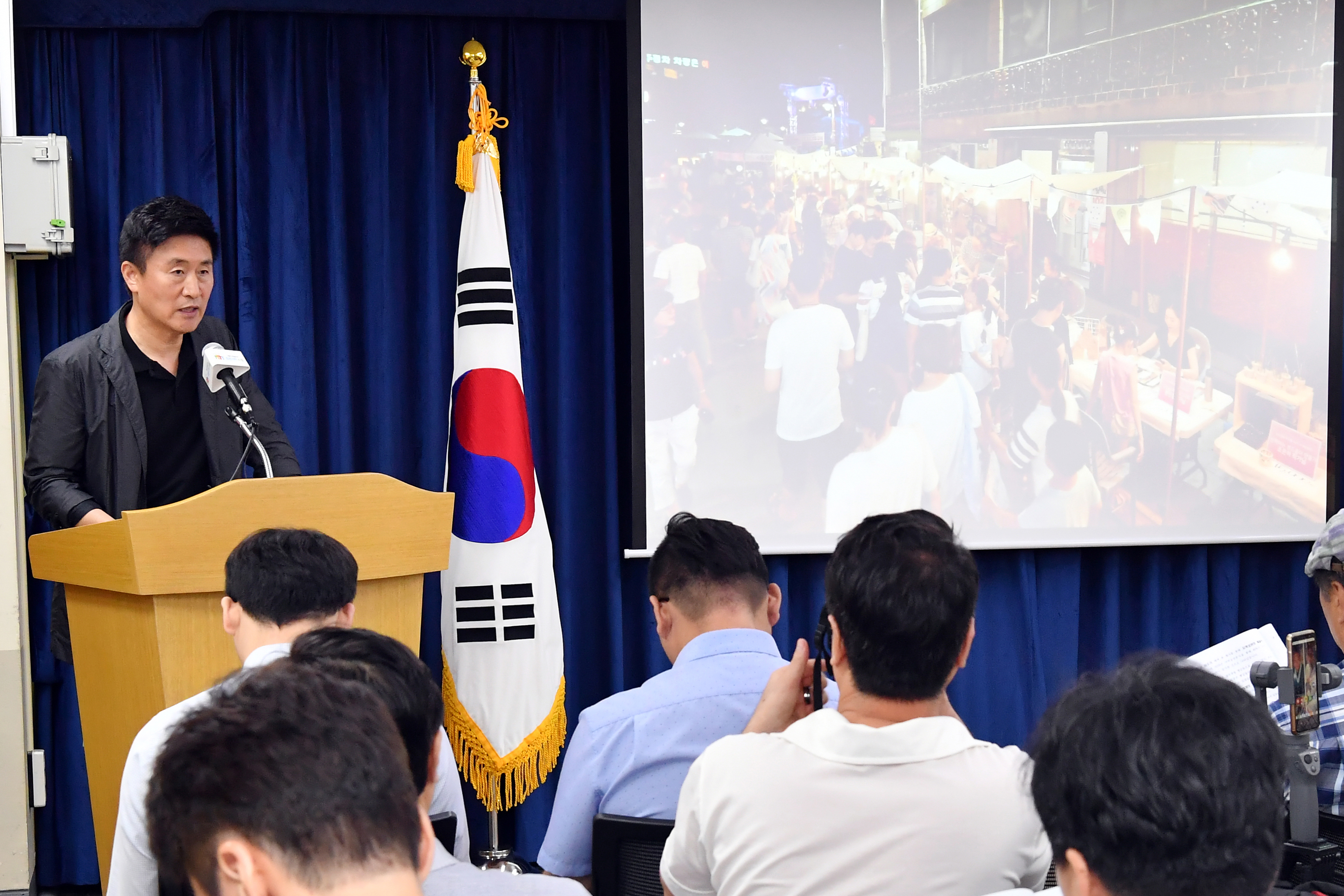 길영배 수원시 문화체육교육국장은 1일 수원 화성행궁 일원에서 열리는 ‘2019 한여름 밤, 문화예술의 향연’ 행사 계획을 설명하고 있다.