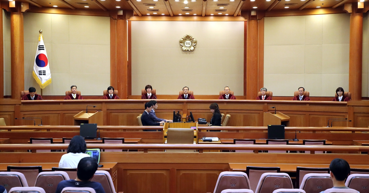 사진은 지난 6월 28일 유남석(가운데) 헌법재판소장을 비롯한 헌법재판관들이 개정을 기다리고 있는 모습. 2019.6.28 연합뉴스