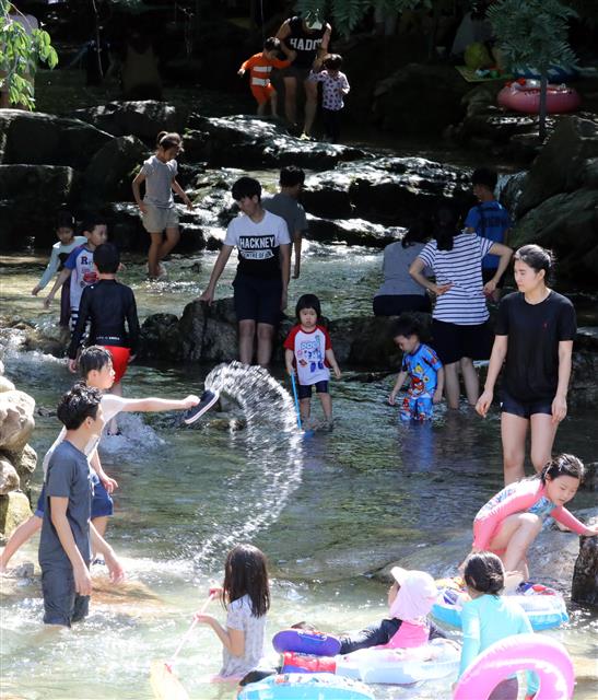 휴가철 맞아 계곡에서 물놀이하는 시민들