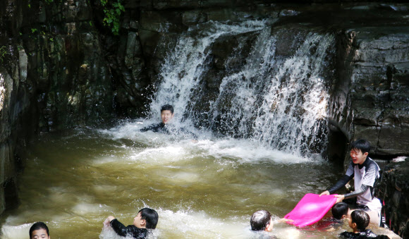 시원한 폭포 아래서