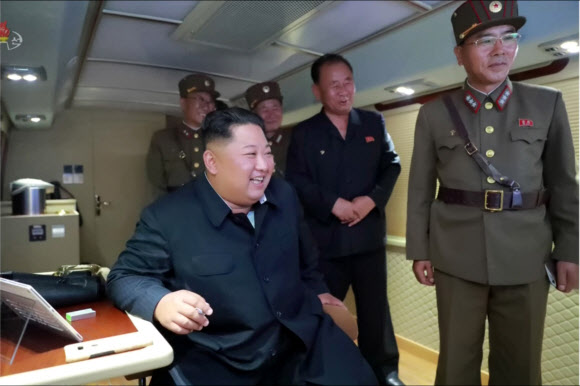 북한TV, ‘신형 대구경조종방사포 시험사격’ 보도