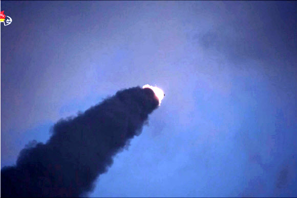 북한TV, ‘신형 대구경조종방사포 시험사격’ 보도