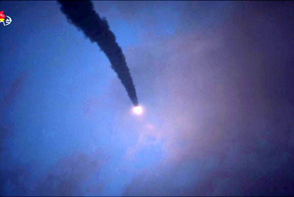 북한TV, ‘신형 대구경조종방사포 시험사격’ 보도