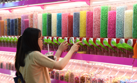 1일 서울 강남구 삼성동 코엑스에서 열린 제52회 프랜차이즈 창업박람회에서 관람객들이 부스를 둘러보고 있다.2019. 8. 1. 박윤슬 기자 seul@seoul.co.kr