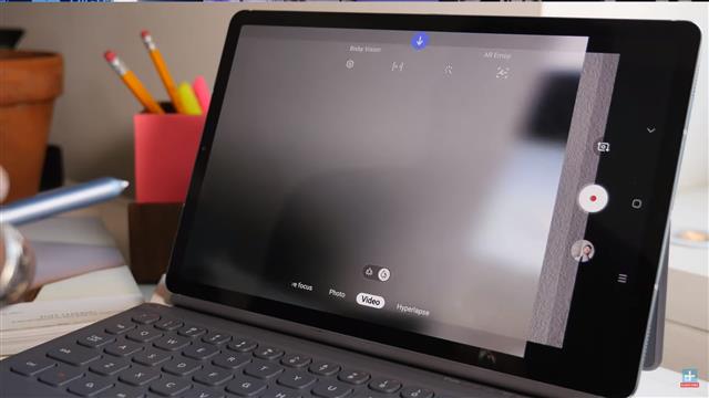 삼성전자의 제품 중 처음으로 갤럭시탭S6에 적용된 ‘S펜 에어 액션’ 기능을 이용해 사진 촬영 화면을 조절하고 있는 모습. 디지털트렌드 유튜브 채널 캡처