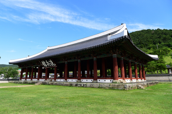 웅장한 맛이 압권인 통영 세병관.