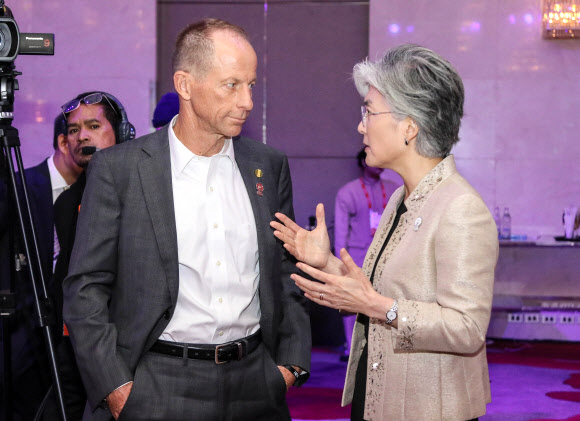 대화하는 강경화-스틸웰