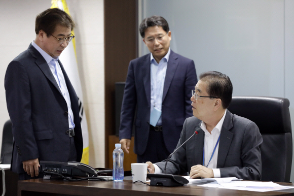 정의용 국가안보실장과 서훈 국정원장이 2일 오전 청와대 국가위기관리센터에서 북한 발사체 관련 대응 회의를 시작하기 앞서 대화를 나누고 있다. 2019.8.2 청와대 제공.