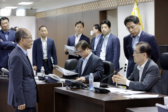 정의용 국가안보실장이 2일 오전 청와대 국가위기관리센터에서 북한 발사체 관련 대응 회의를 시작하기 앞서 김유근 안보실 1차장과 대화를 나누고 있다. 2019.8.2 청와대 제공.